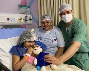 Ação de humanização no Hospital Ortopédico AACD com personalização de brinquedos que espelham e simulam o quadro pós-operatório de pacientes infantis