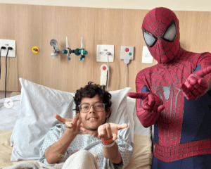 Ação de humanização do Hospital Ortopédico AACD com visita de personagens como Homem-Aranha e outros super-heróis